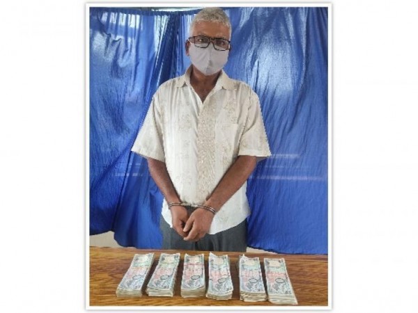 हुन्डीको ६ लाख रुपैयाँ लिएर रक्सौलबाट वीरगंज आइरहेका एक जनालाई पर्सा प्रहरीले गर्यो पक्राउ