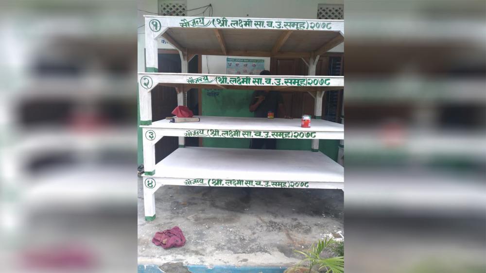 लक्ष्मी सामुदायिक वनले वितरण गर्यो खाट 